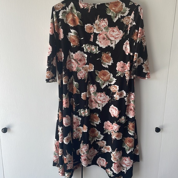 Size large mid length sleeve floral dress - Picture 2 of 5